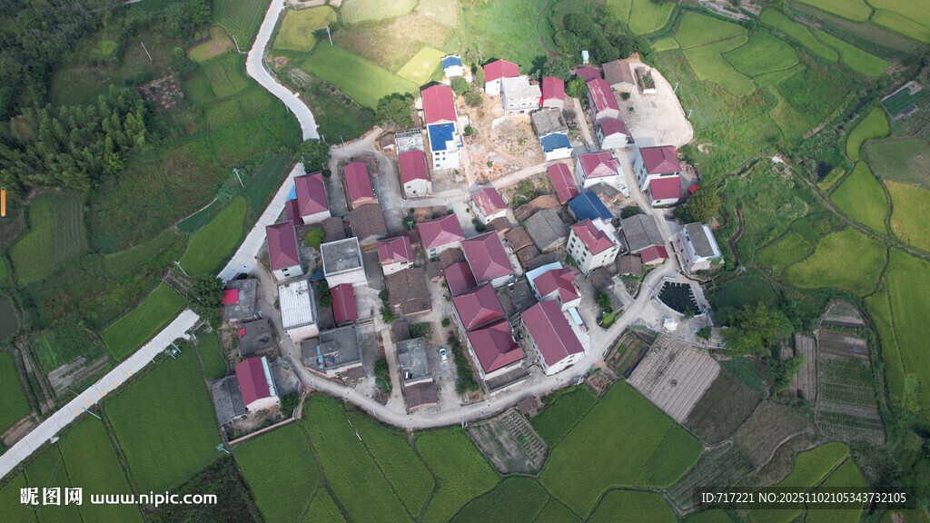 空中俯瞰多彩村落