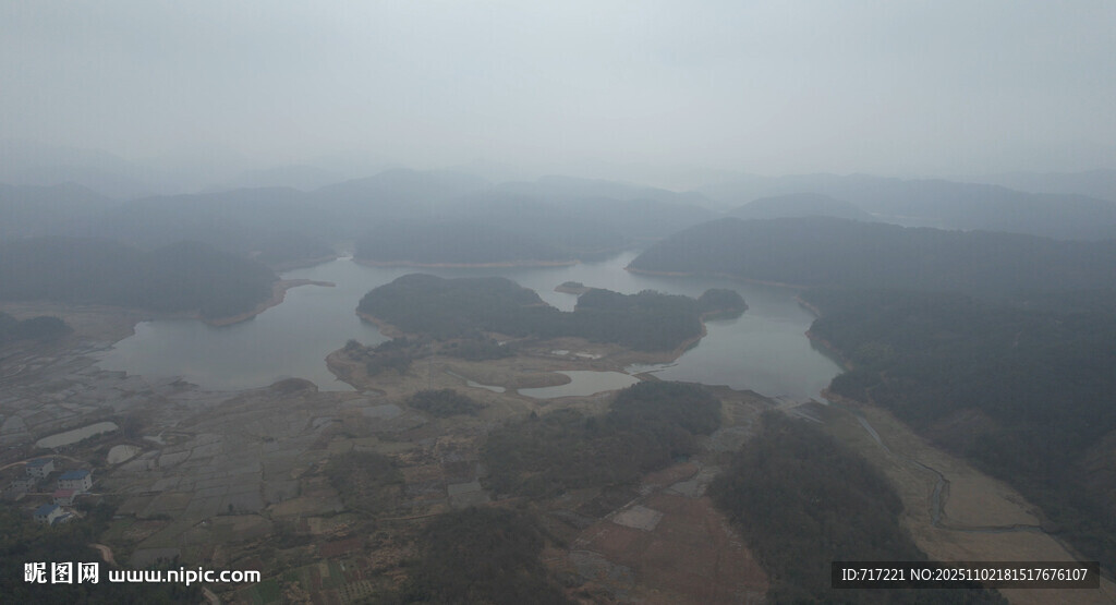 雾中俯瞰水域与陆地景观