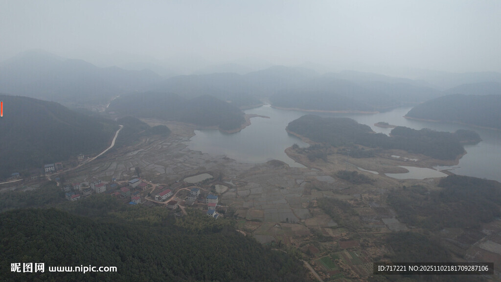 雾中俯瞰山水村落景观