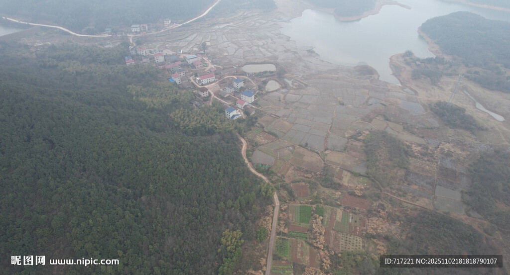 俯瞰山间村落与开阔水域