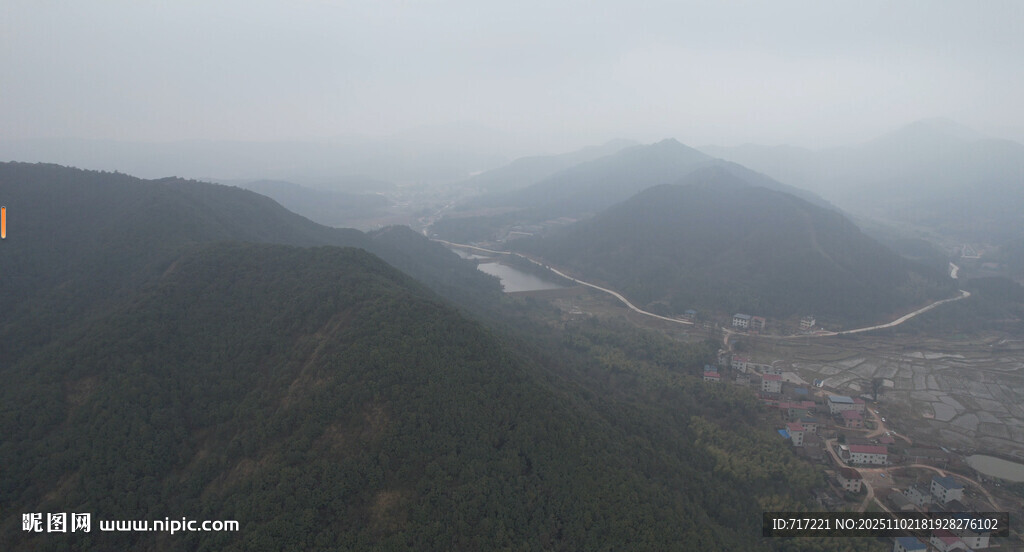 雾中群山俯瞰图