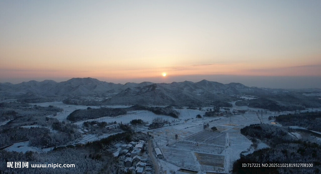 冬日雪景中的日出美景
