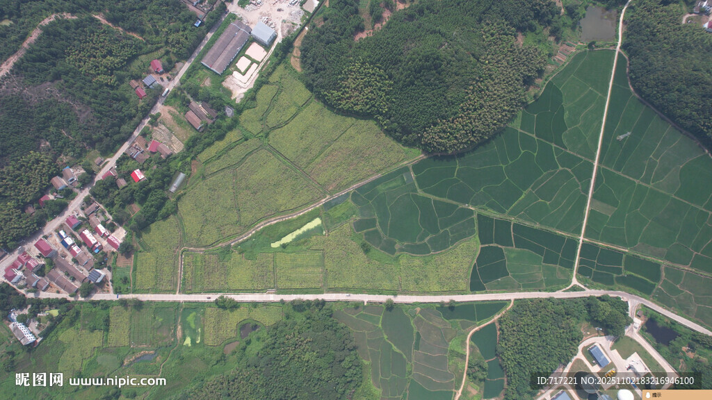 俯瞰乡村田野景观