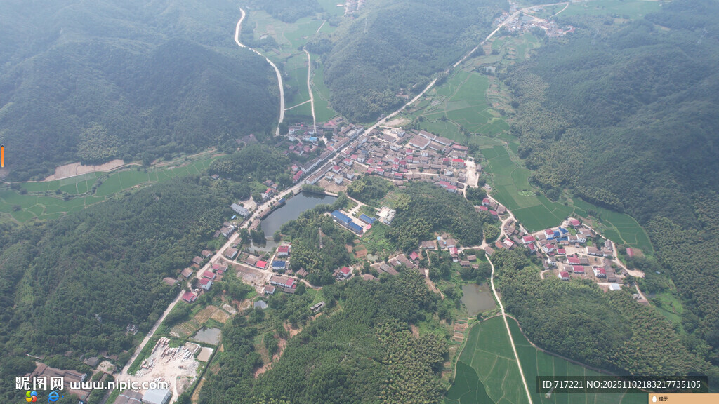 俯瞰山间村落美景