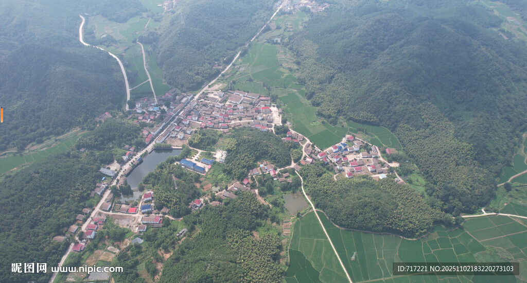 空中俯瞰美丽山村景色