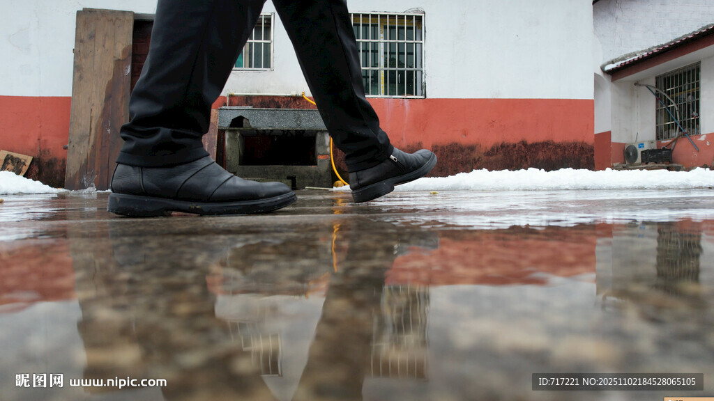 行人踏过积水路面