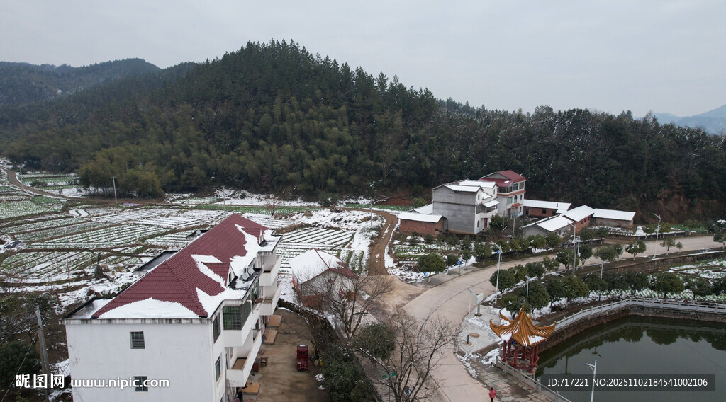 冬日山村雪景俯瞰图