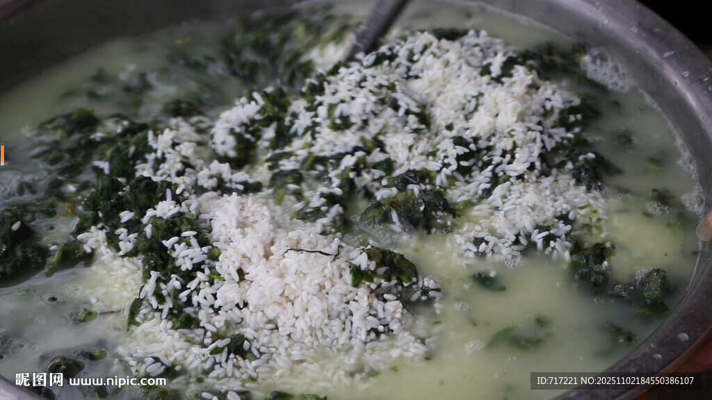 锅中搅拌的绿色食材与大米