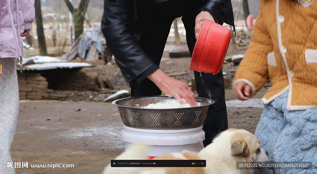 户外众人围锅烹饪场景