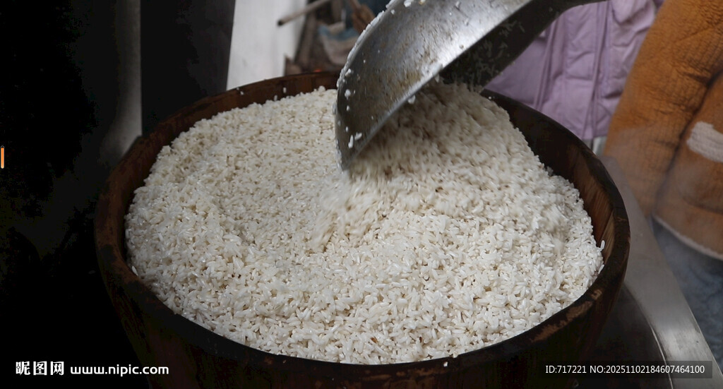 大米倾倒进容器瞬间