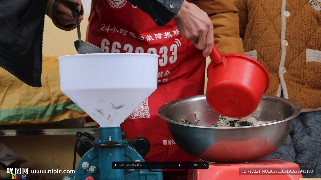 街头手工制作美食场景