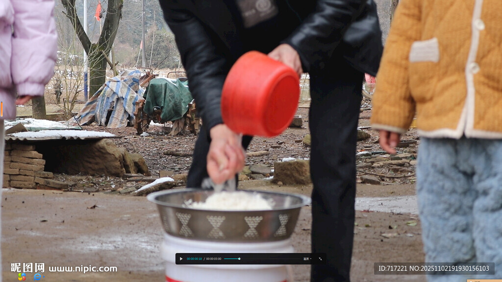 农村做米酒场景