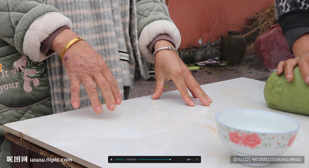 老人手工制作场景