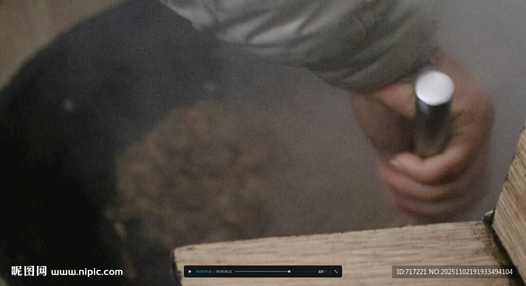 手工匠人专注凿木瞬间