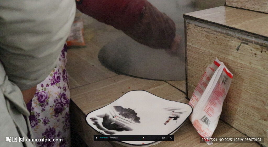 地上破碎盘子及周边物品