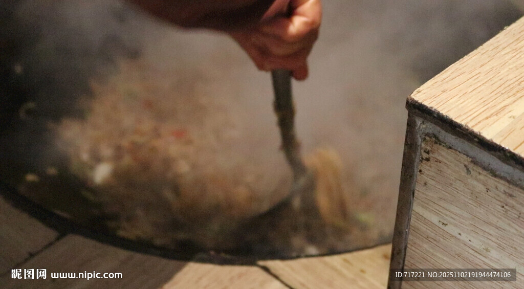 手工烹饪铁勺搅动锅中食材