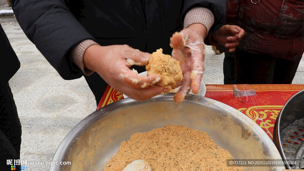 手工制作糍耙面食的温馨场景