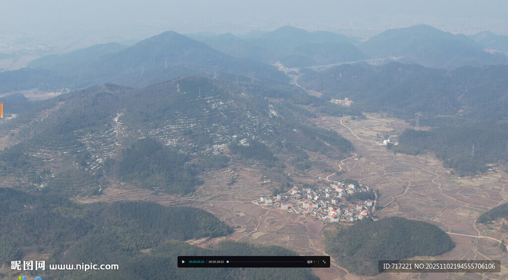 俯瞰连绵山峦与山间景致