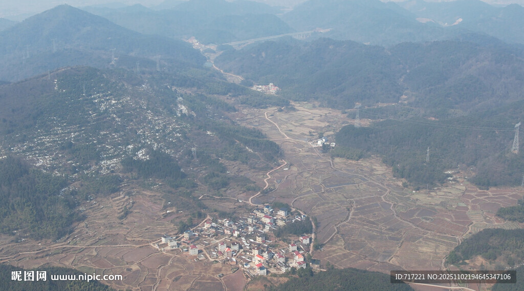 俯瞰山间村落风光