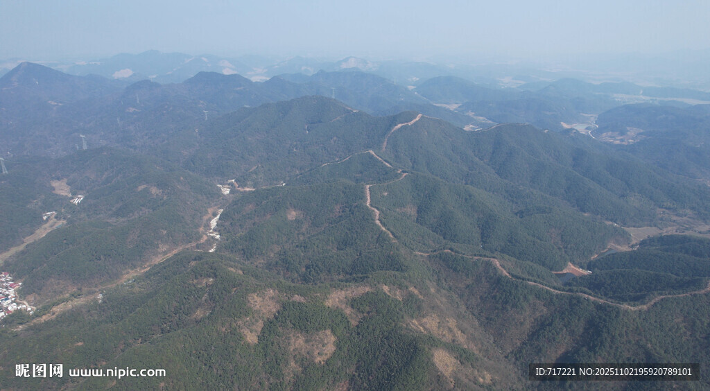 俯瞰连绵起伏的壮丽山脉
