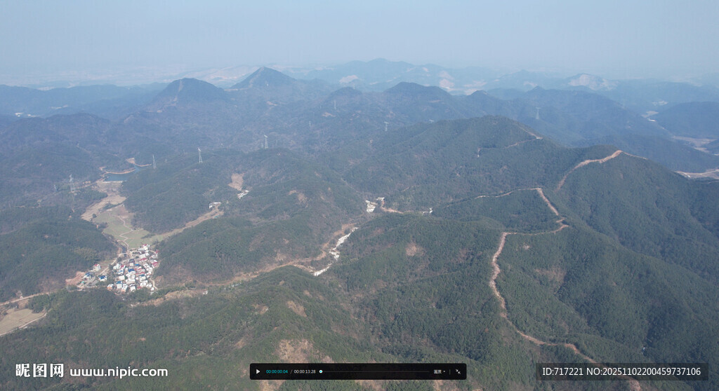 俯瞰连绵山峦景色