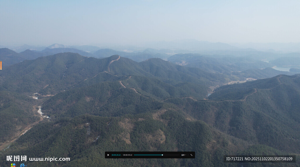 山峦壮阔远景图