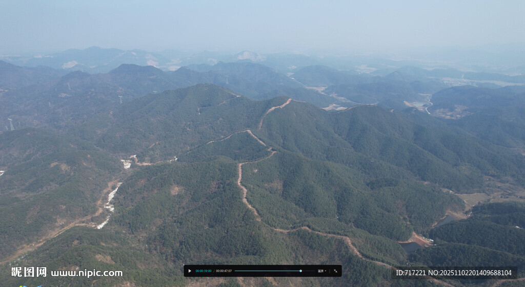 俯瞰连绵山脉壮阔景观