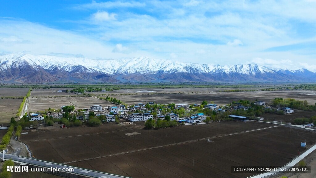 田园风光下的雪山村庄