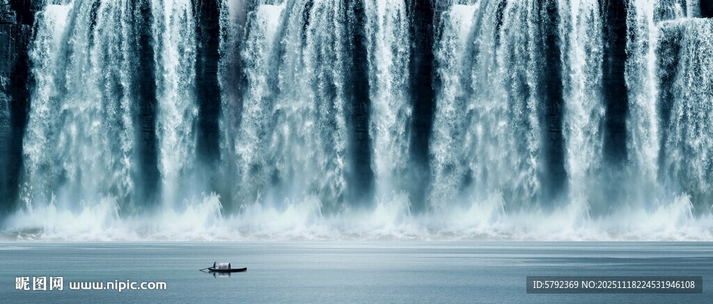 水墨瀑布山水画