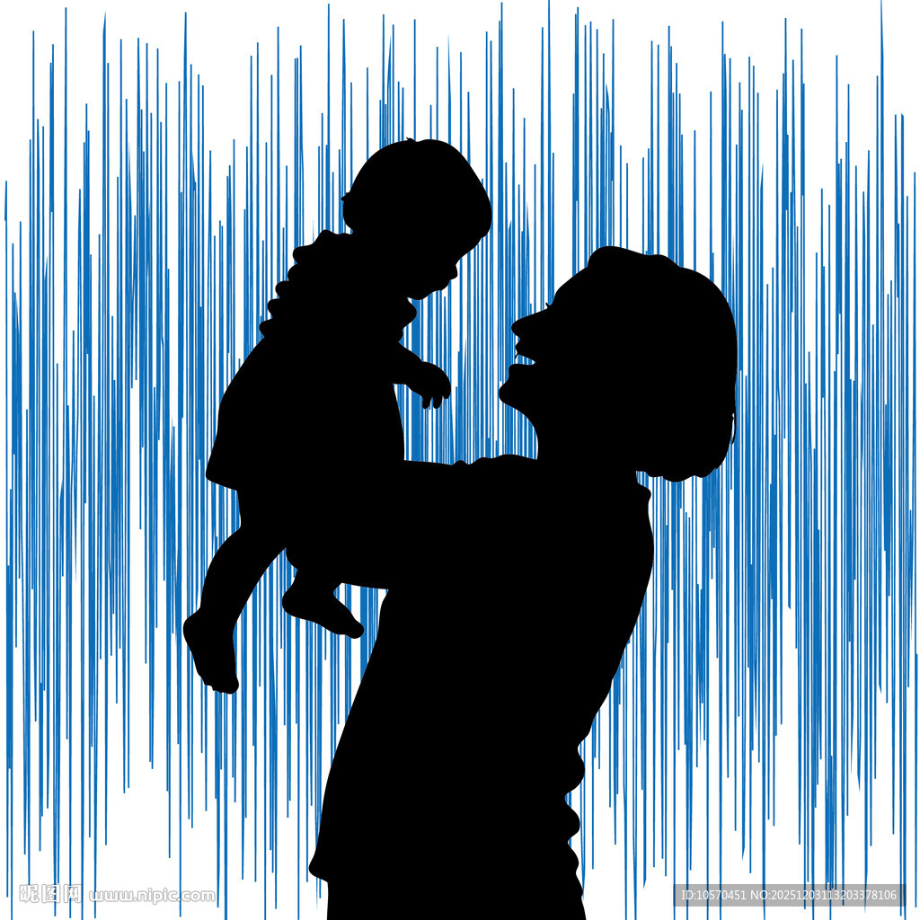 母亲举高孩子的温馨剪影