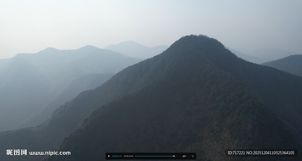 远山层叠的朦胧壮美景观