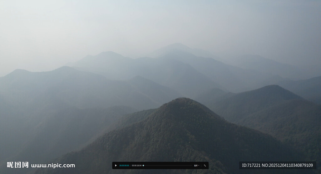 雾霭中的连绵山脉