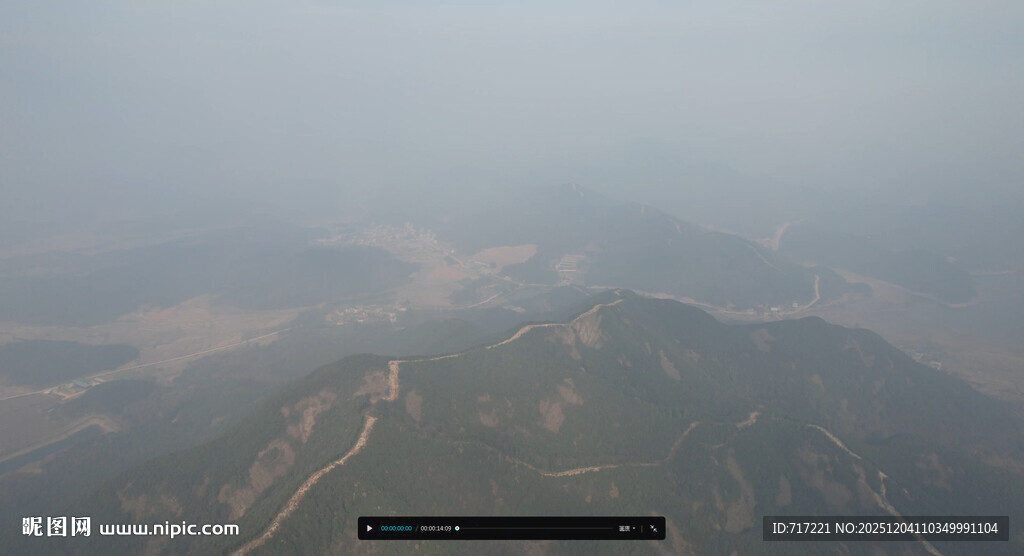 雾中群山俯瞰景