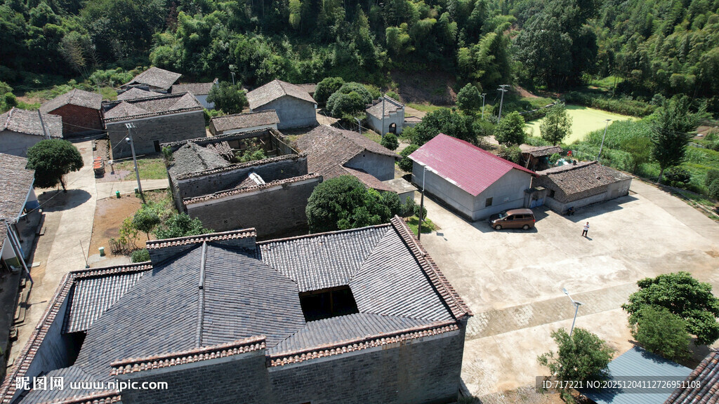 俯瞰古朴村落景象