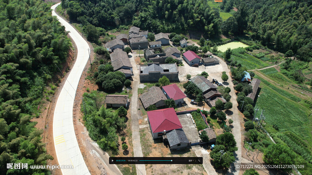 山间村落俯瞰图