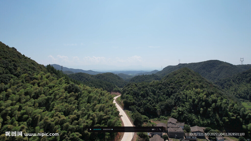 山间村落蜿蜒小路穿林而过