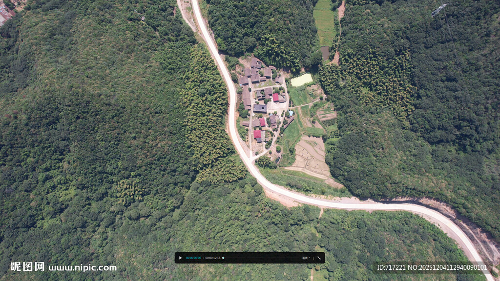 山间蜿蜒公路与村落