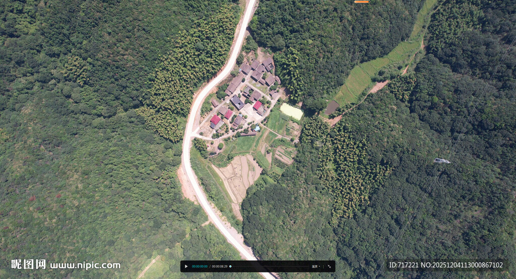 山间村落的鸟瞰景象