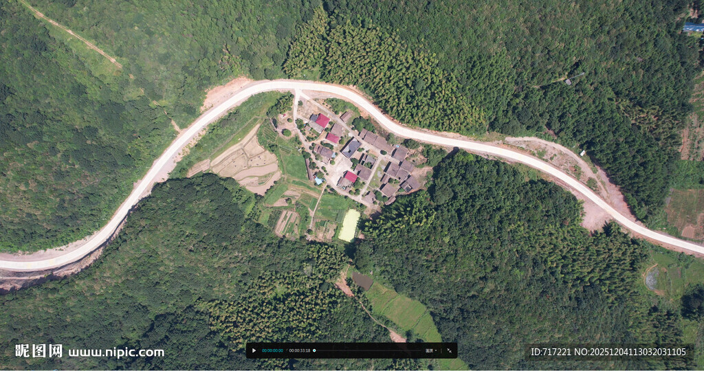 蜿蜒河流旁的村落景观