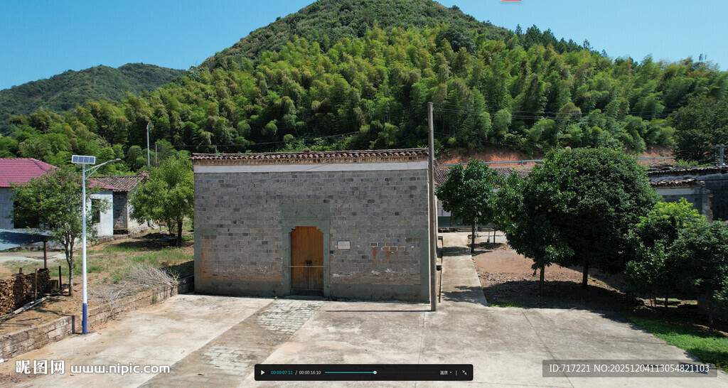 山间古朴小屋静谧景致