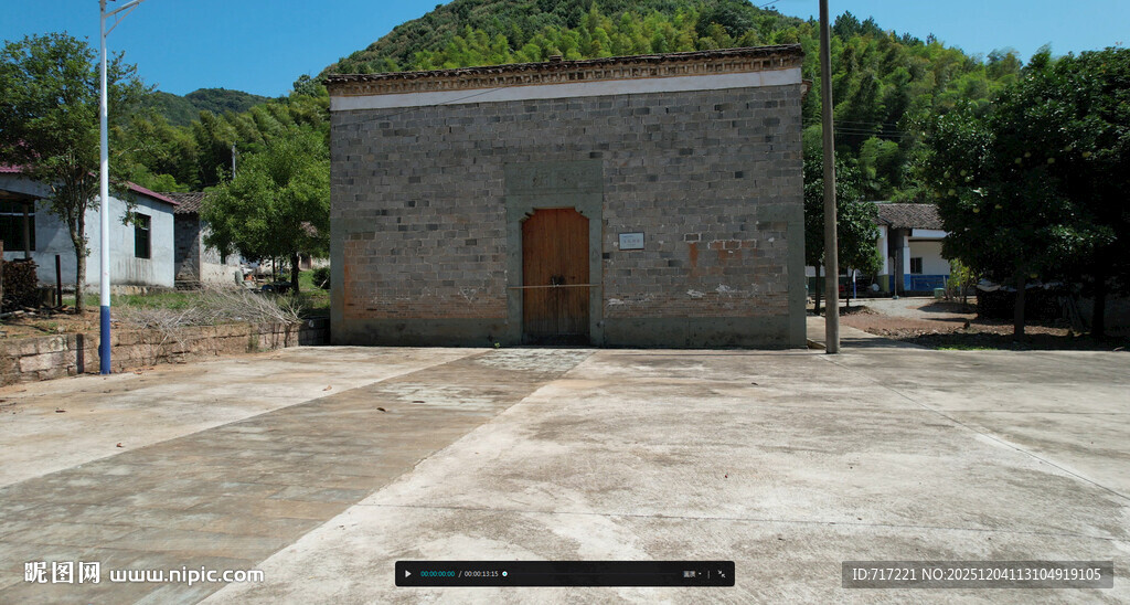 古朴石砌建筑前的空地