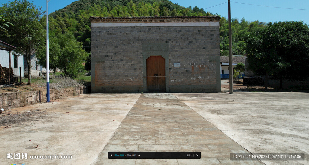 古朴石屋前的开阔场地