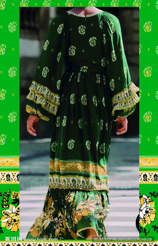 传统华丽民族服饰展示