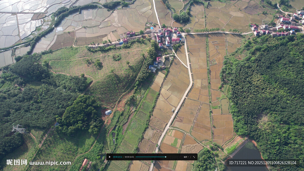 俯瞰乡村田野风光