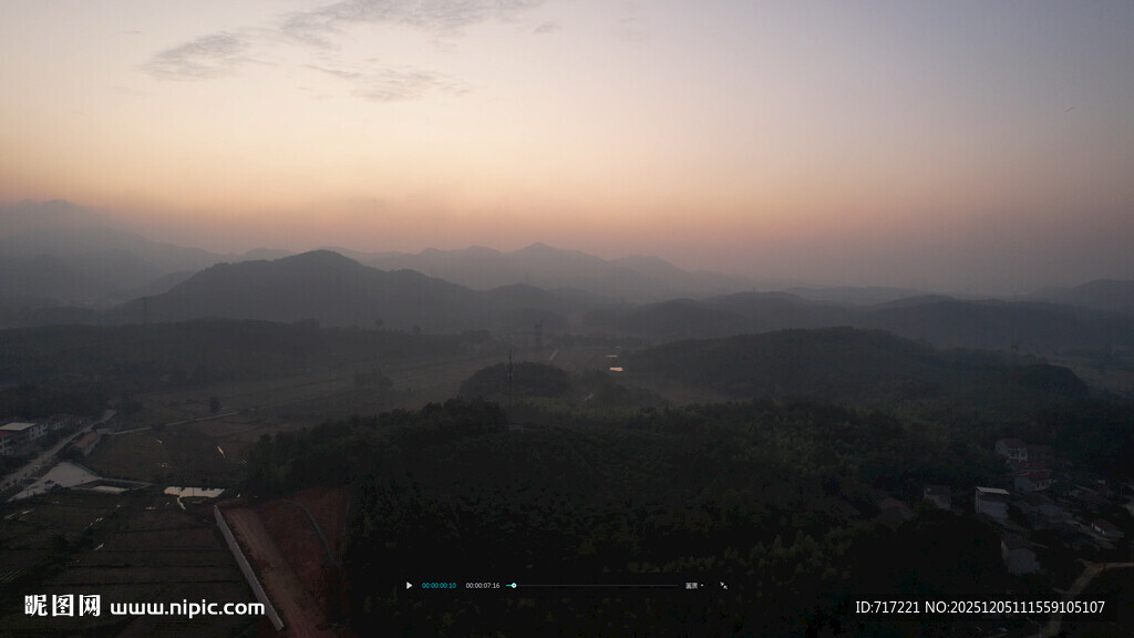 日暮下的山峦俯瞰景