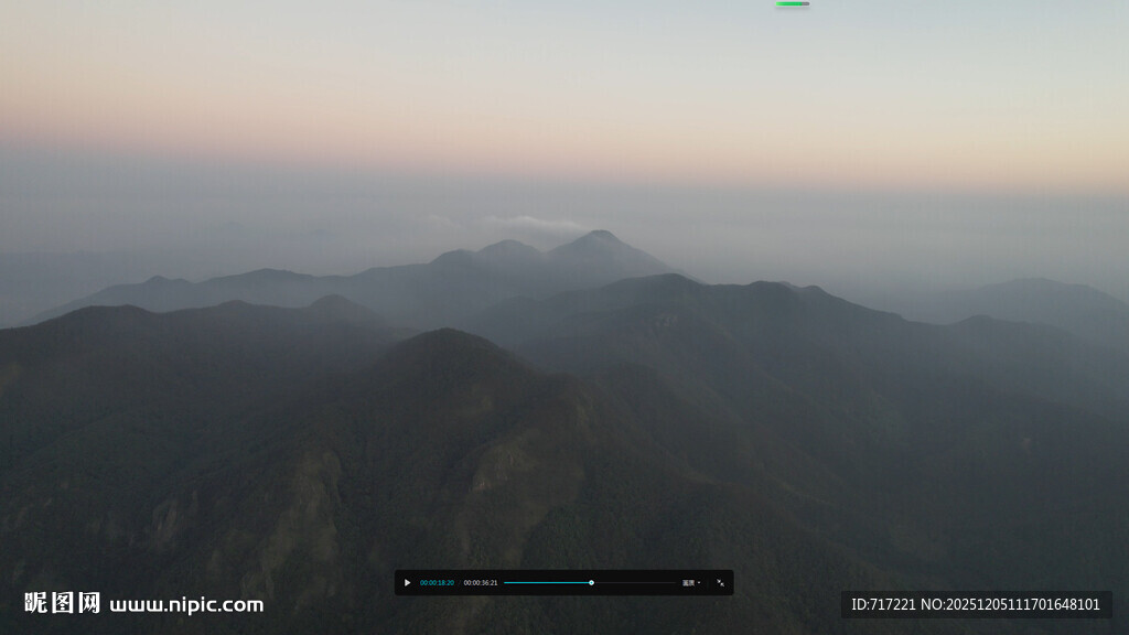 日出时分的朦胧山峦