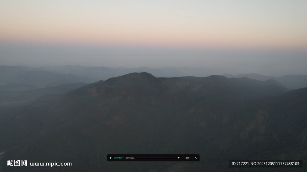 黄昏下的朦胧山峦