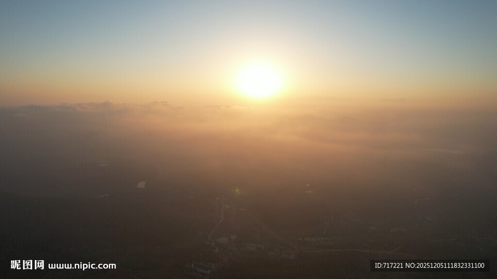 高空视角下的壮丽日出
