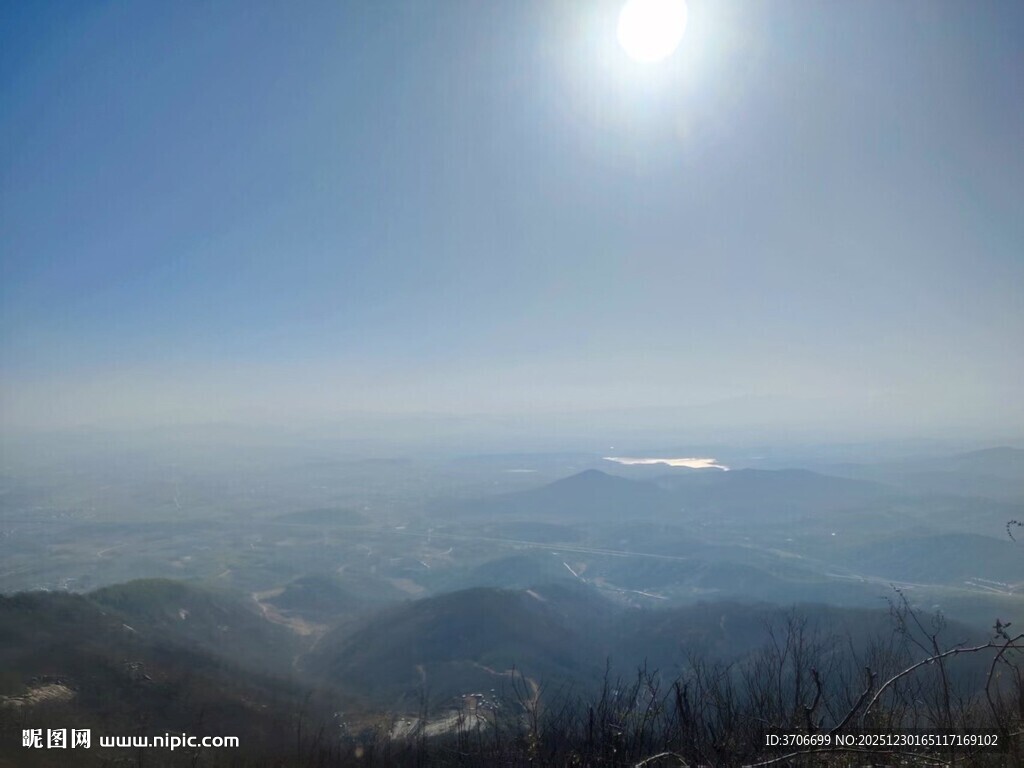 山顶俯瞰壮丽云海景观