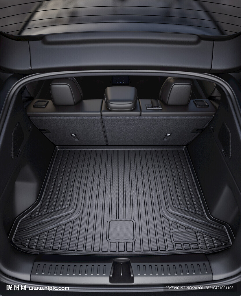 宽敞汽车后备垫子箱内部展示